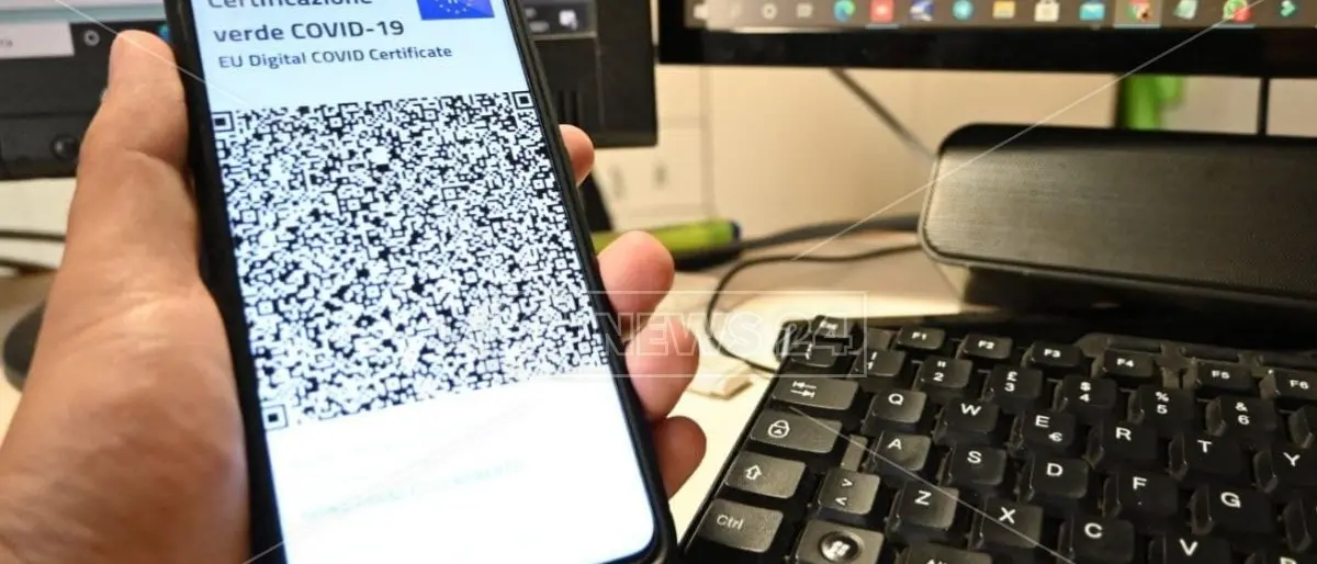 Mail su green pass sospeso, il ministero della Salute: «Attenzione, è una truffa»