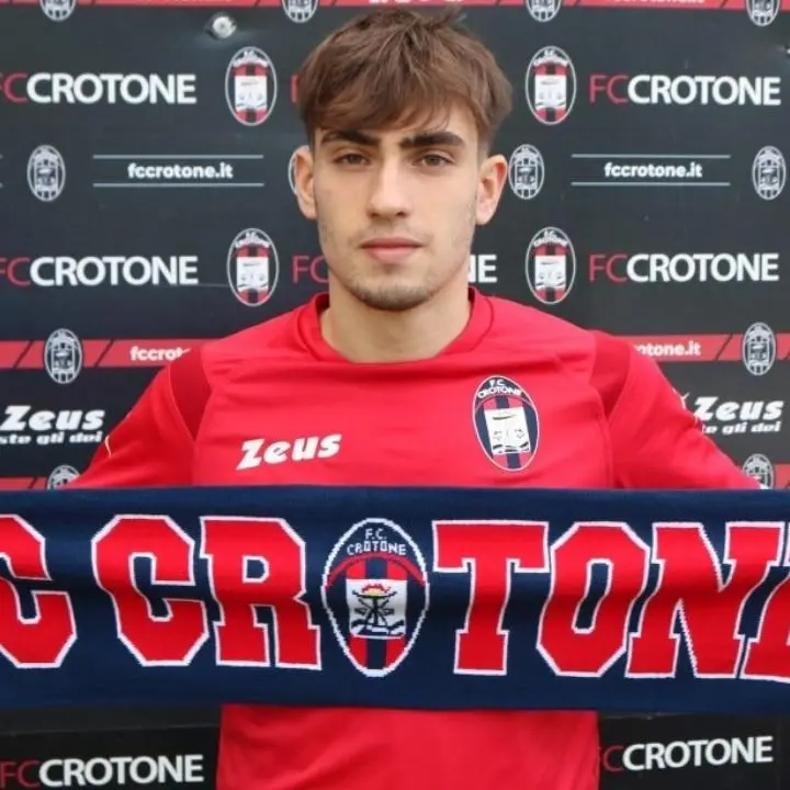 Crotone, nel reparto offensivo arriva Cangiano dal Bologna. In 3 pronti a salutare