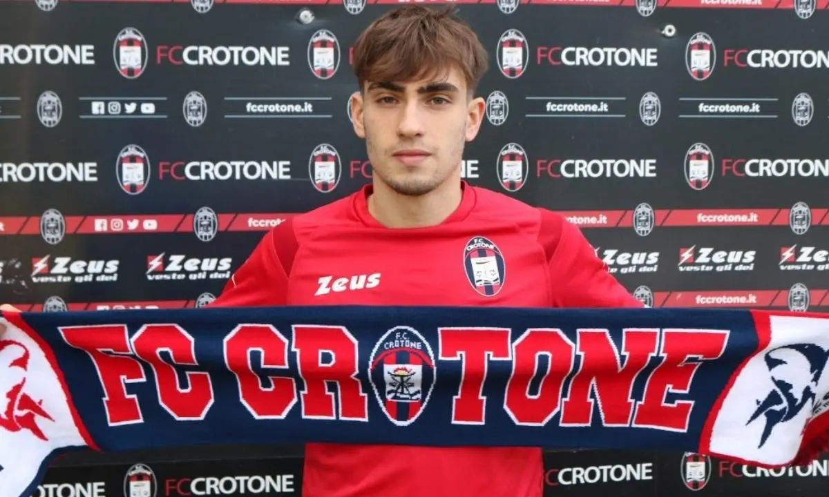 Crotone, nel reparto offensivo arriva Cangiano dal Bologna. In 3 pronti a salutare