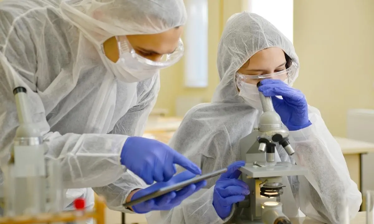 Omicron 2 sbarca in Italia, gli esperti: «La variante sembra portare una malattia meno grave»