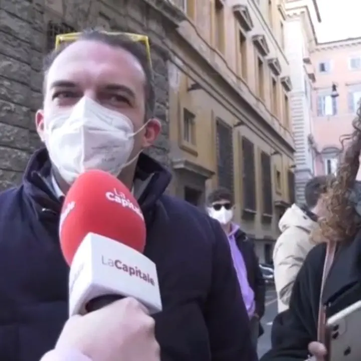 I cittadini promuovono Mattarella e bocciano la politica: le reazioni in piazza Montecitorio