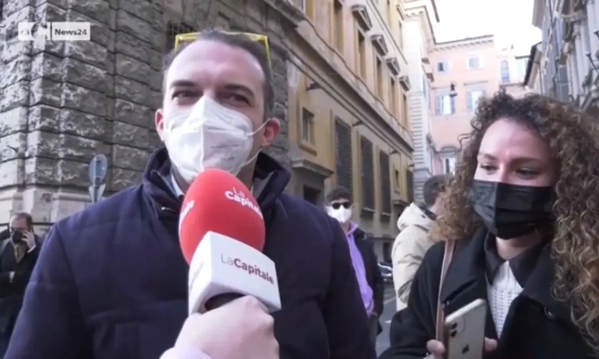 I cittadini promuovono Mattarella e bocciano la politica: le reazioni in piazza Montecitorio