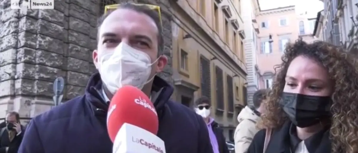 I cittadini promuovono Mattarella e bocciano la politica: le reazioni in piazza Montecitorio