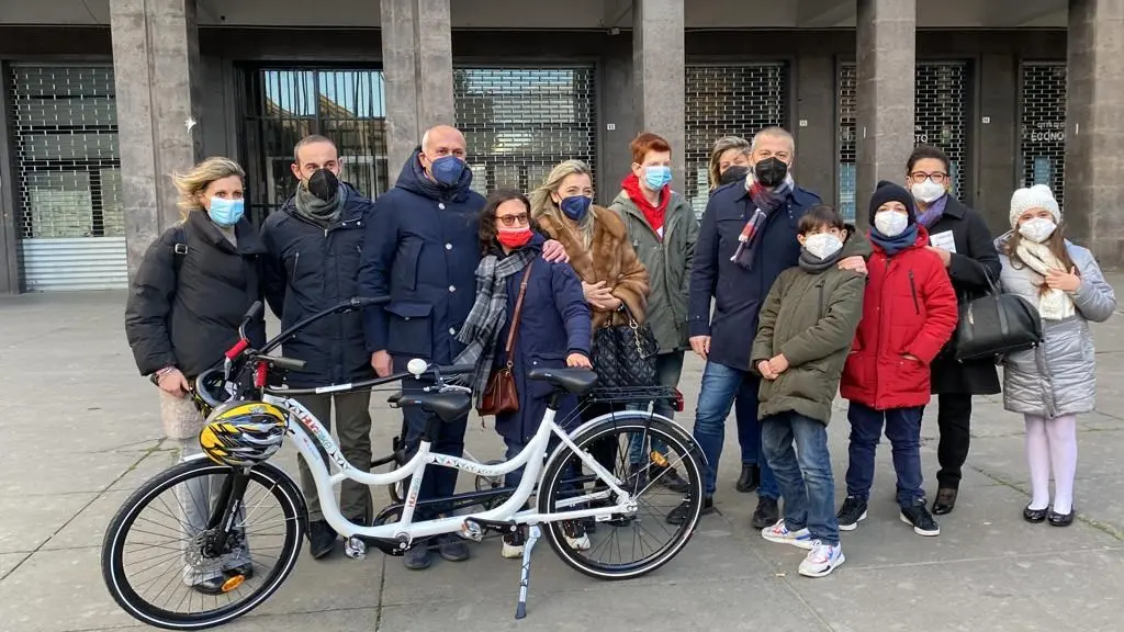 La bici degli abbracci, presentato a Cosenza il tandem per pedalare con le persone con autismo