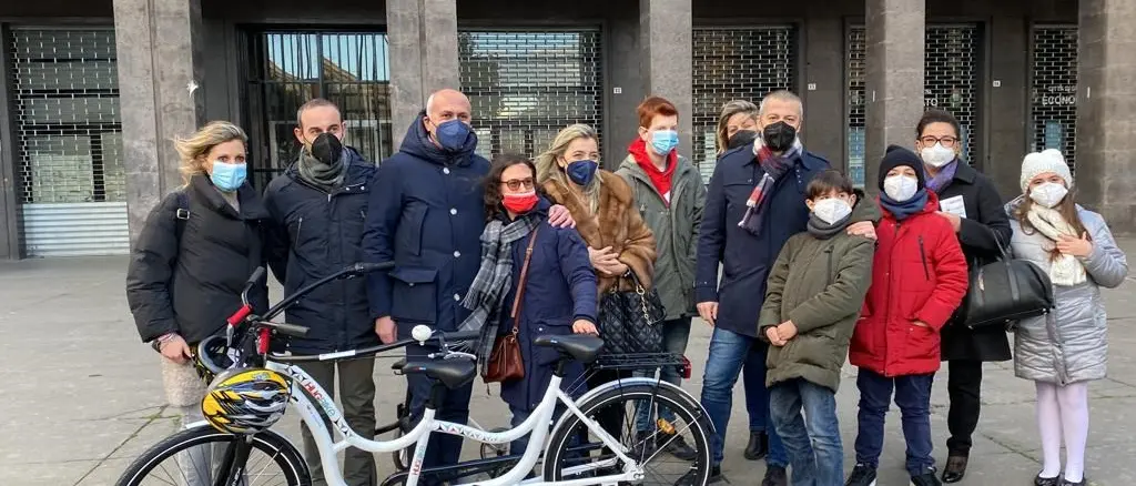 La bici degli abbracci, presentato a Cosenza il tandem per pedalare con le persone con autismo