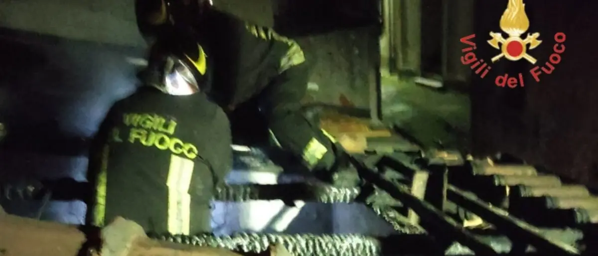 Incendio nel Catanzarese, fiamme avvolgono il tetto di una abitazione: salvi due anziani