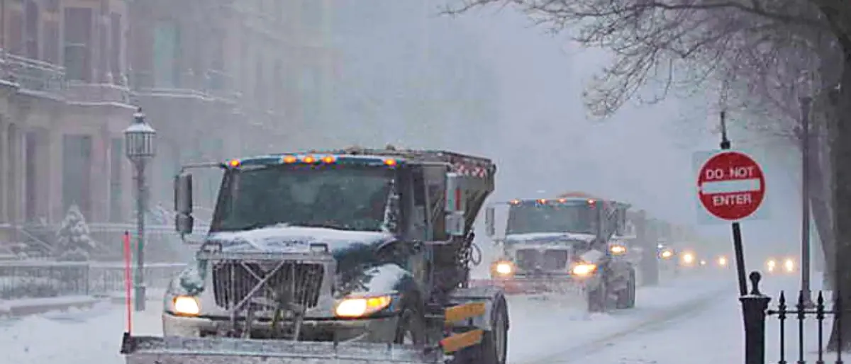 Bufera di neve sugli Stati Uniti, negozi chiusi e disagi per i trasporti