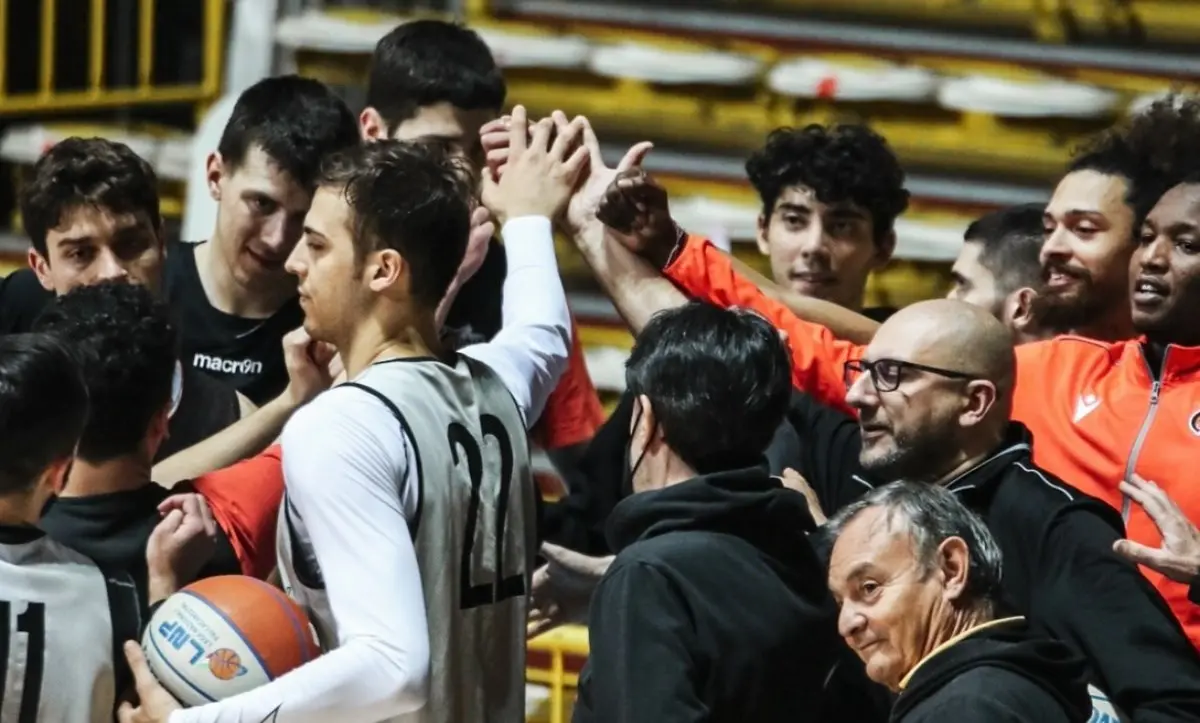 Basket, un gran primo tempo e Bruno Duranti fanno volare la Viola: Torrenova ko