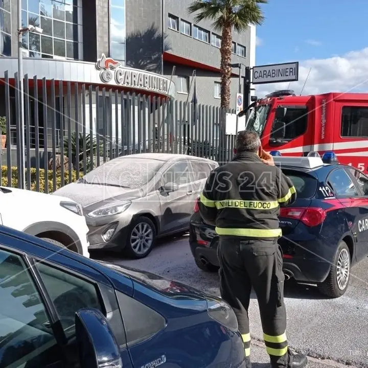 Rende, un uomo si dà fuoco davanti alla caserma dei carabinieri: ha riportato gravi ustioni