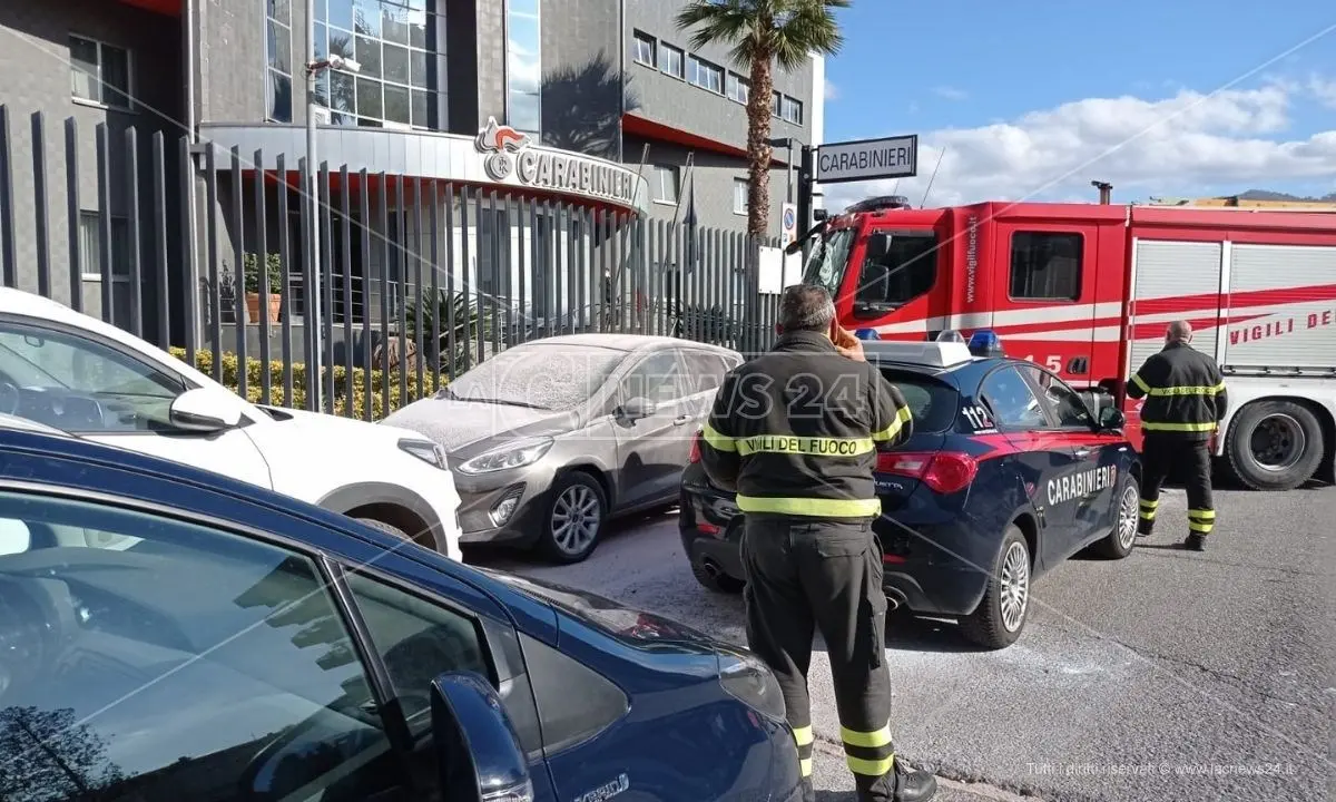 Rende, un uomo si dà fuoco davanti alla caserma dei carabinieri: ha riportato gravi ustioni