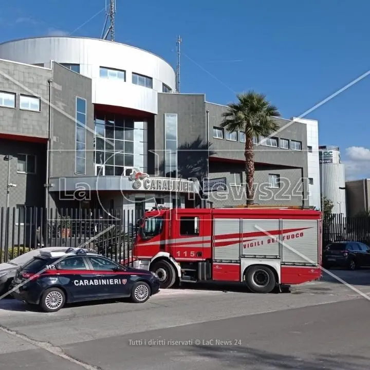 Si dà fuoco in strada a Rende, fotografato nell’ambulanza e dato in pasto ai social: l’Asp apre un’indagine