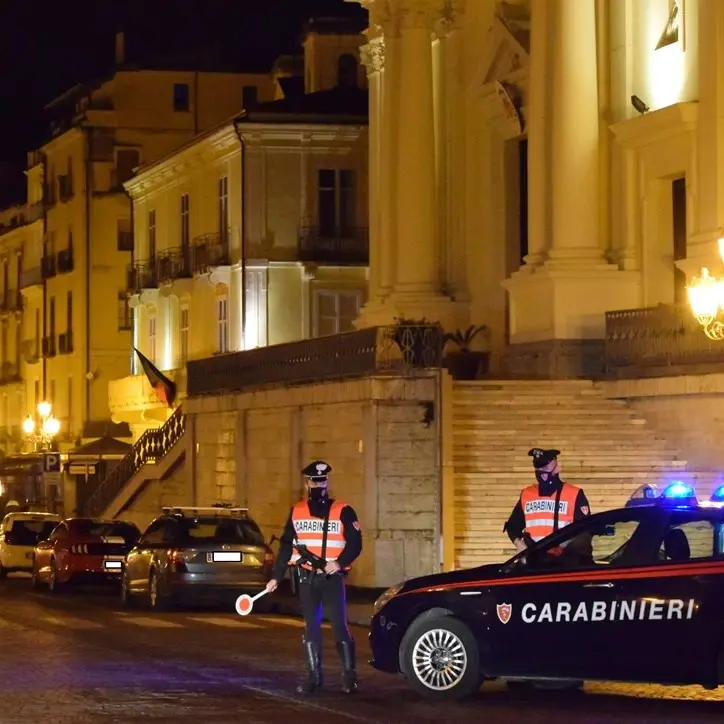 Furti in negozi di abbigliamento a Lamezia: arrestate quattro persone