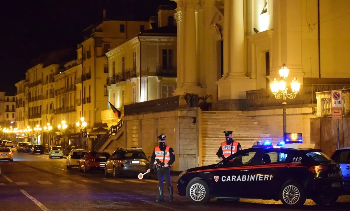 Furti in negozi di abbigliamento a Lamezia: arrestate quattro persone