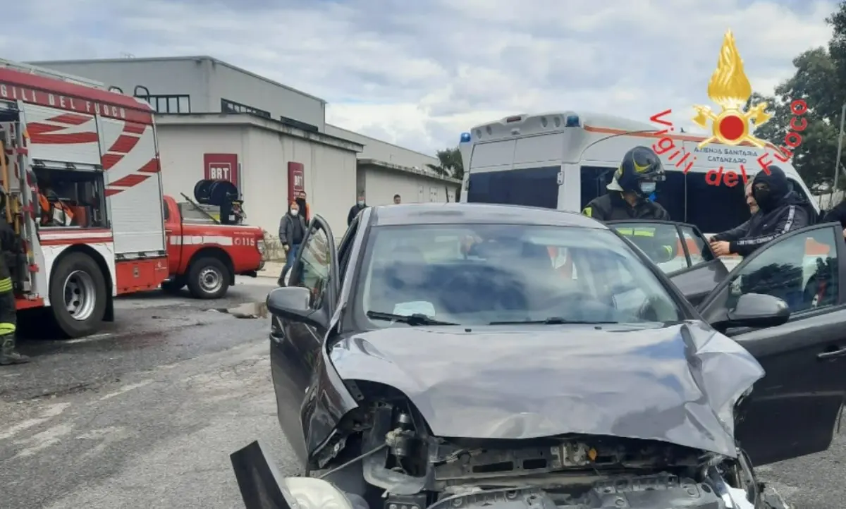 Incidente nella zona industriale di Marcellinara, due feriti nello scontro tra auto