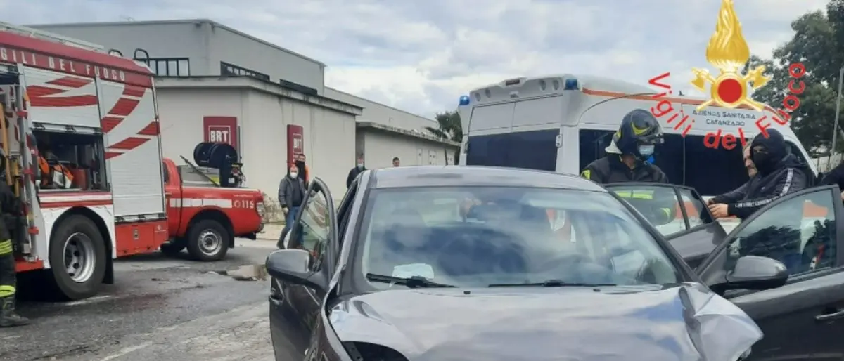 Incidente nella zona industriale di Marcellinara, due feriti nello scontro tra auto