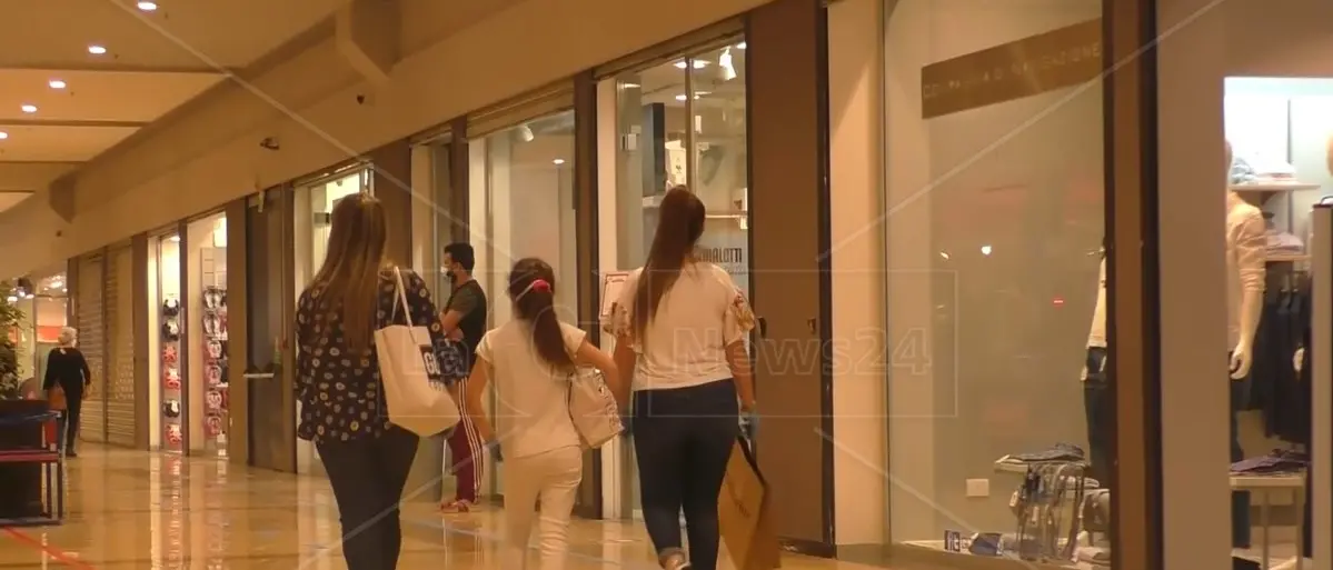 Lamezia, furti al supermercato e uso indebito di carte di credito: 4 arresti