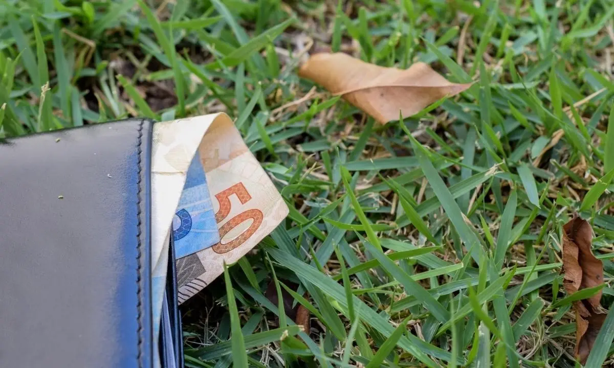 Trebisacce, studenti trovano un portafogli con 1500 euro: lo restituiscono e rifiutano ricompensa