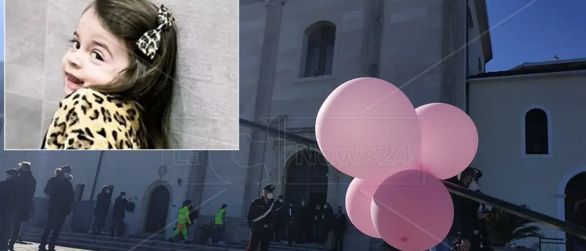 «Si è perso troppo tempo»: il dolore di una comunità intera ai funerali della bimba morta di Covid