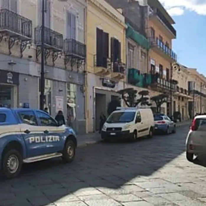 Intimidazione a Reggio Calabria, bottiglia incendiaria davanti ad un negozio d’ottica