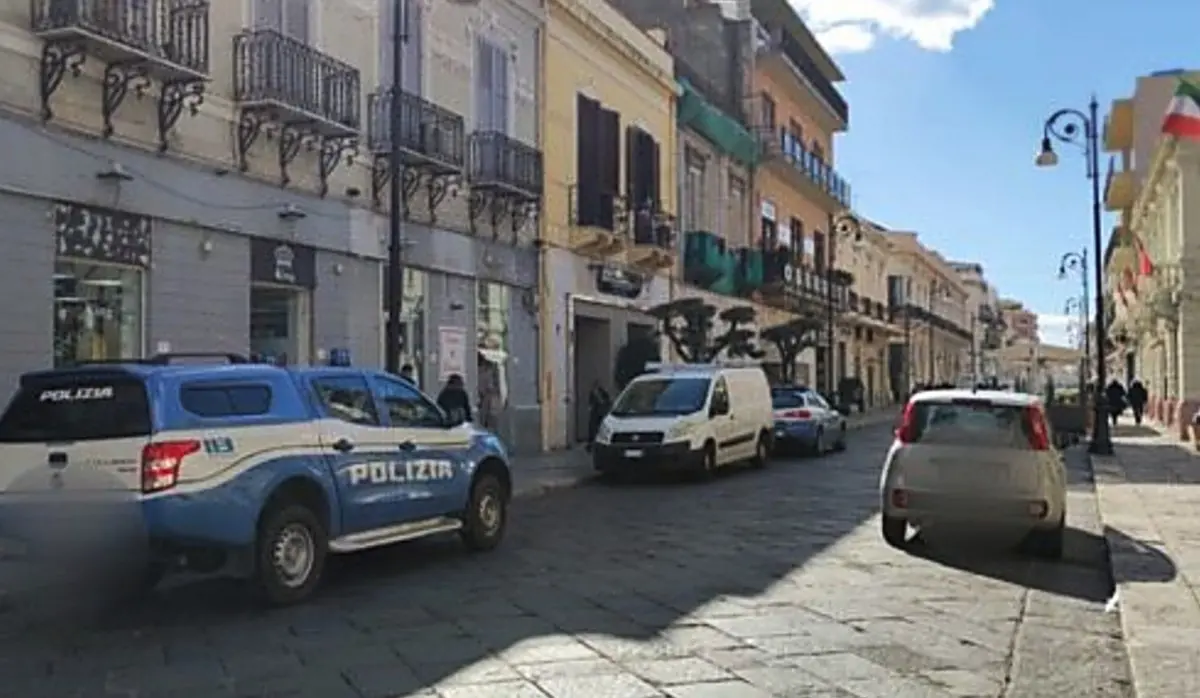 Intimidazione a Reggio Calabria, bottiglia incendiaria davanti ad un negozio d’ottica