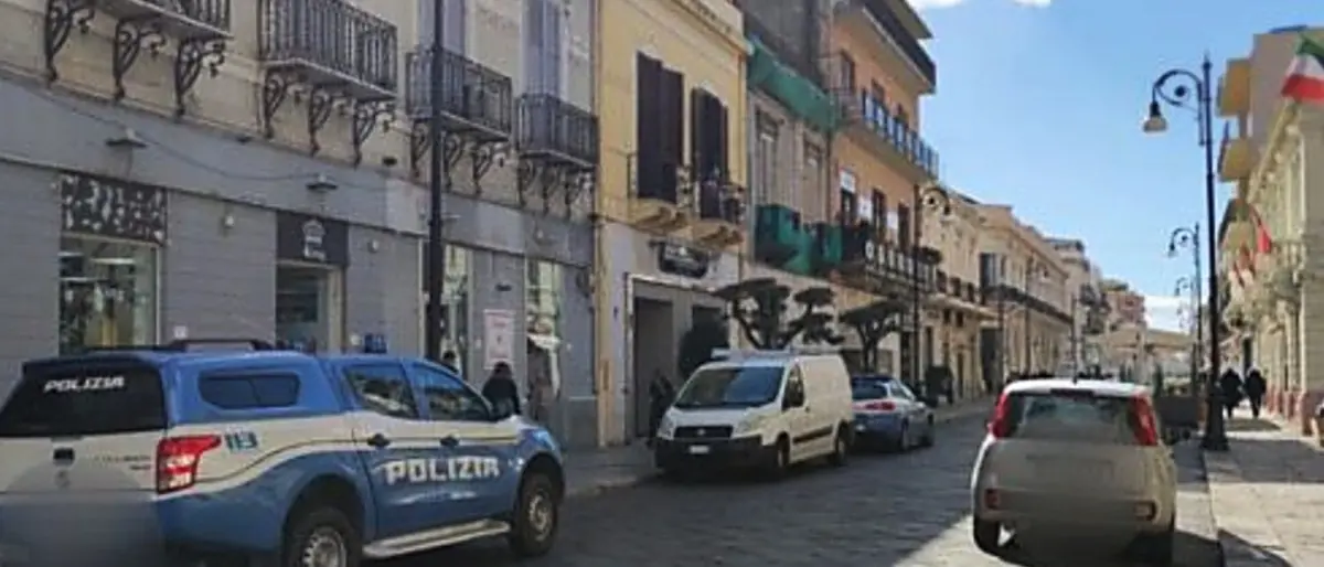 Intimidazione a Reggio Calabria, bottiglia incendiaria davanti ad un negozio d’ottica