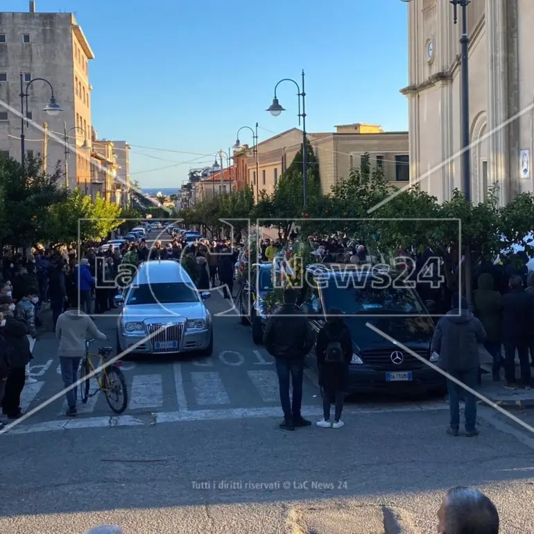 «Morte di Davide e Gabriele è omicidio di Stato», la dura omelia del parroco dopo l’incidente sulla 106