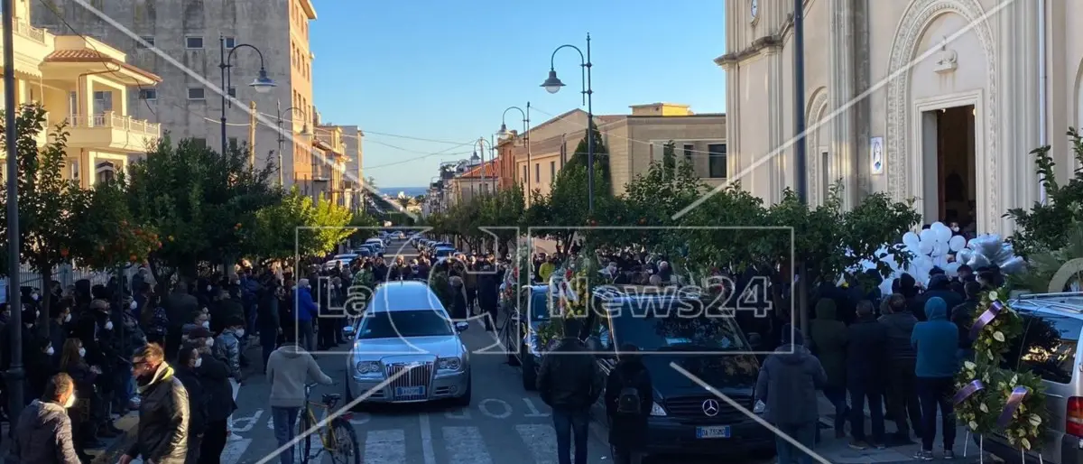 «Morte di Davide e Gabriele è omicidio di Stato», la dura omelia del parroco dopo l’incidente sulla 106