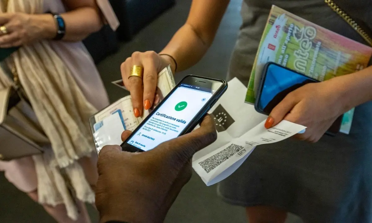 Niente Dad per gli studenti vaccinati e green pass illimitato con terza dose: le decisioni del Governo