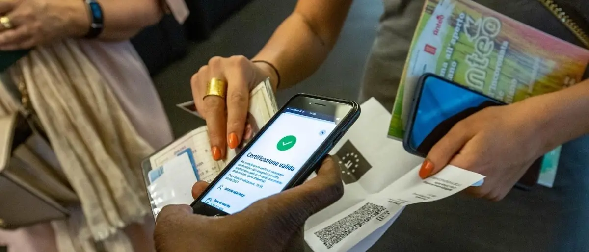 Niente Dad per gli studenti vaccinati e green pass illimitato con terza dose: le decisioni del Governo