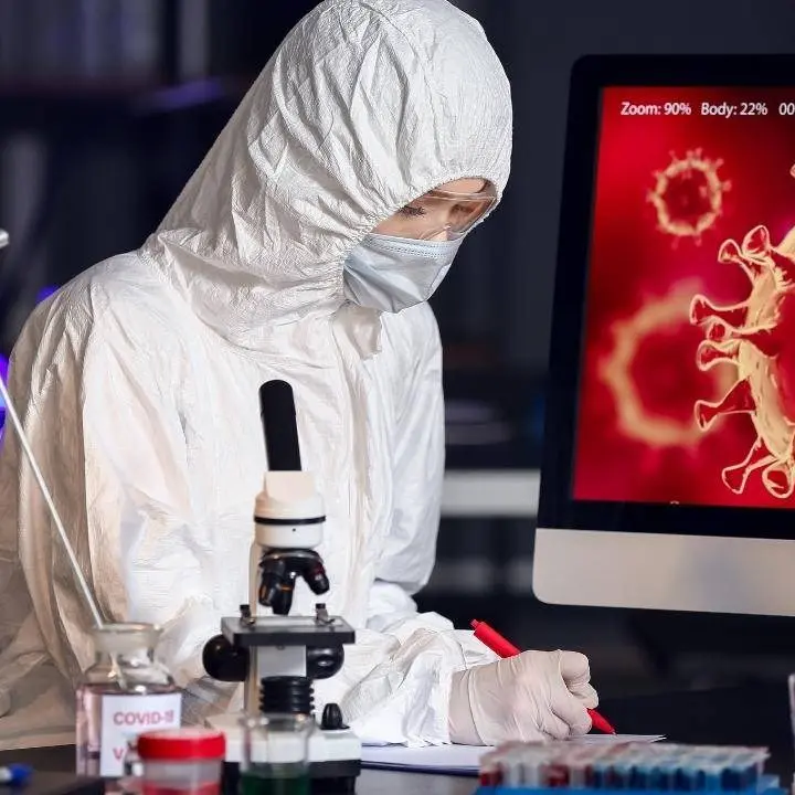 Covid, al via la distribuzione della pillola Pfizer. Intanto calano i casi ma la pressione sugli ospedali resta alta