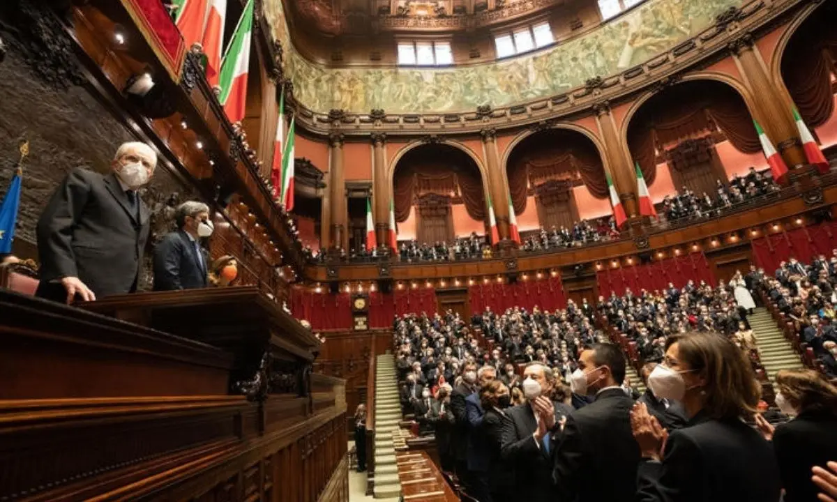 Mattarella giura e il Parlamento applaude, ma la politica è gravemente ammalata di immaturità