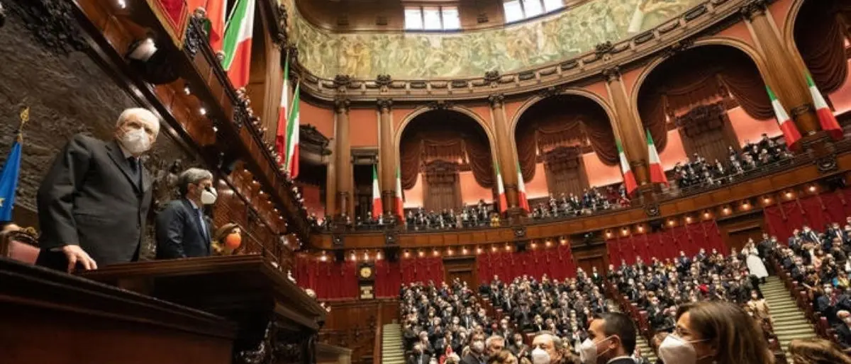 Mattarella giura e il Parlamento applaude, ma la politica è gravemente ammalata di immaturità