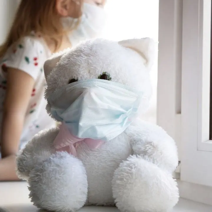 Covid, il primario: «Ora Omicron colpisce di più i bambini, vaccino fondamentale»