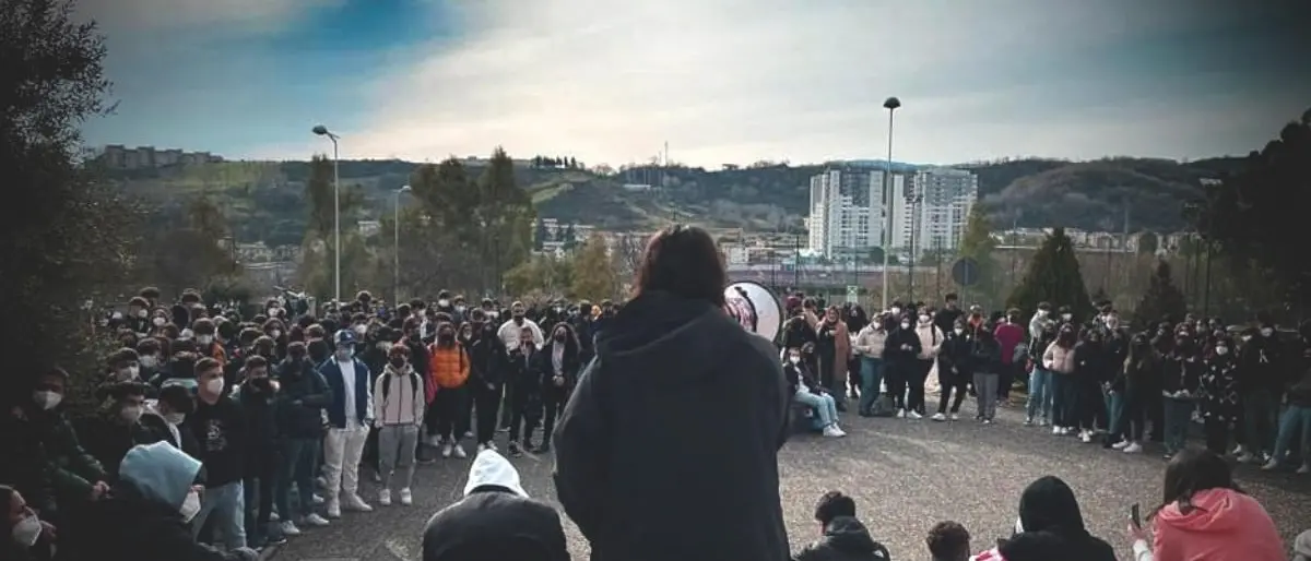 Presunte molestie nel liceo di Castrolibero, le testimonianze shock delle studentesse contro il prof