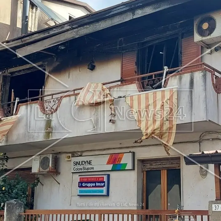 Incendio in un appartamento del Reggino, 30enne disabile muore intrappolato nella camera da letto