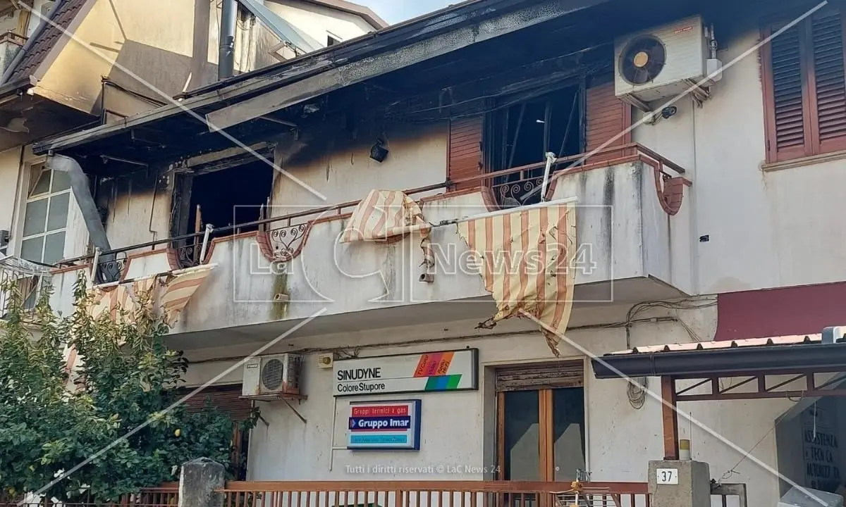 Incendio in un appartamento del Reggino, 30enne disabile muore intrappolato nella camera da letto