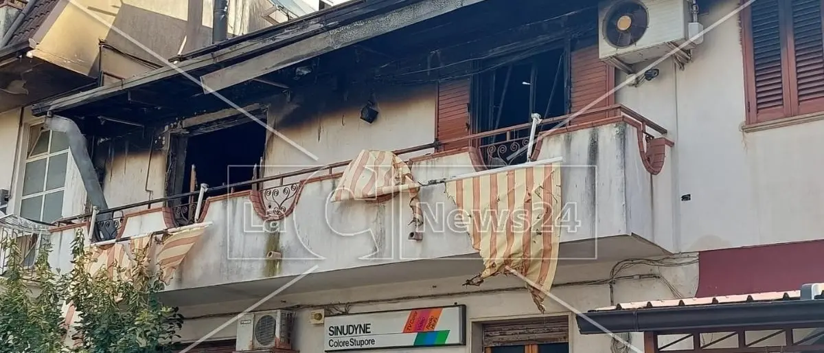 Incendio in un appartamento del Reggino, 30enne disabile muore intrappolato nella camera da letto