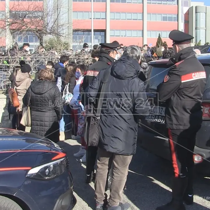 Liceo Castrolibero, i docenti: «Molestie? Questa scuola è sicura, accertare singole responsabilità»