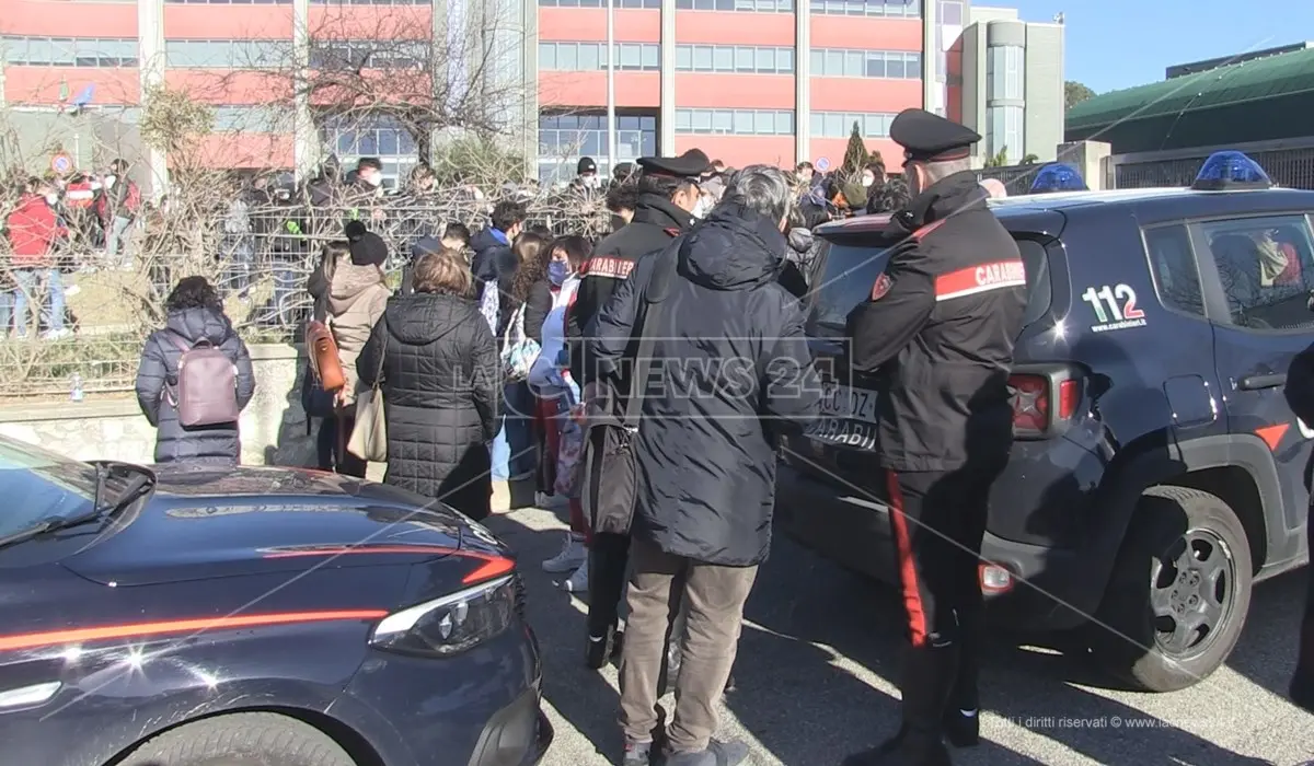 Liceo Castrolibero, i docenti: «Molestie? Questa scuola è sicura, accertare singole responsabilità»