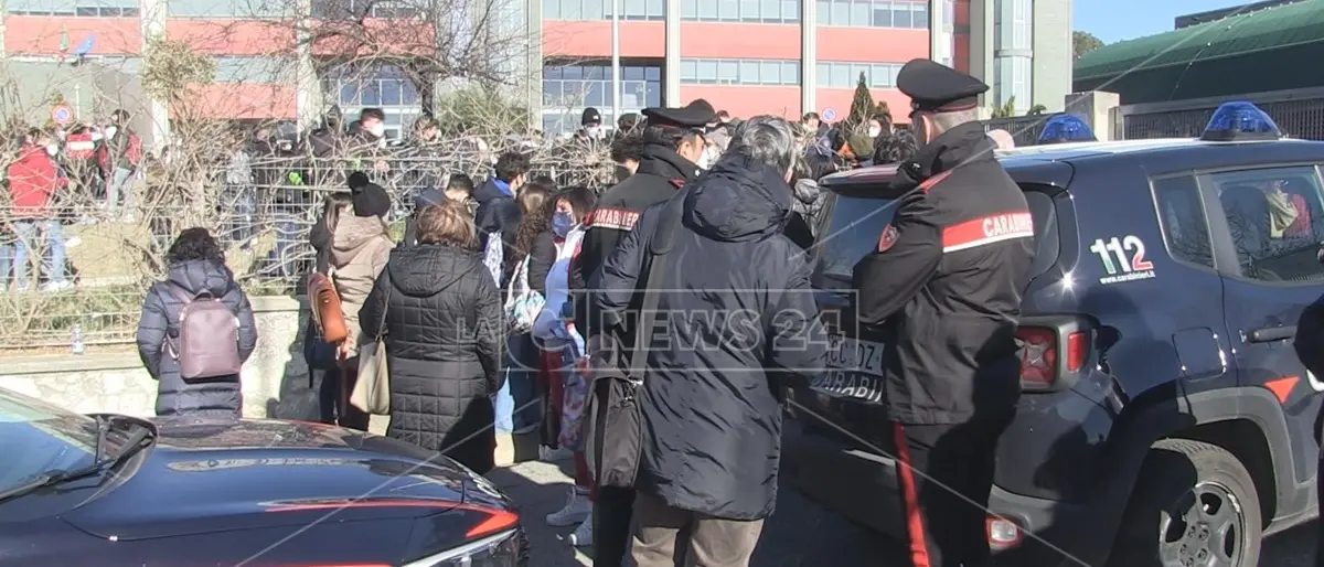 Liceo Castrolibero, i docenti: «Molestie? Questa scuola è sicura, accertare singole responsabilità»