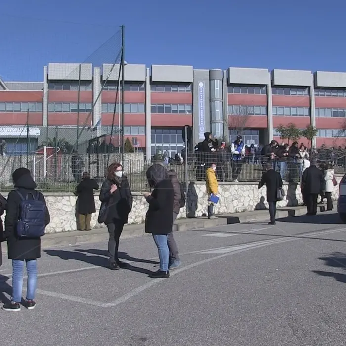 Presunte molestie a Castrolibero, continua l’occupazione degli studenti: nel liceo Digos e un ispettore regionale