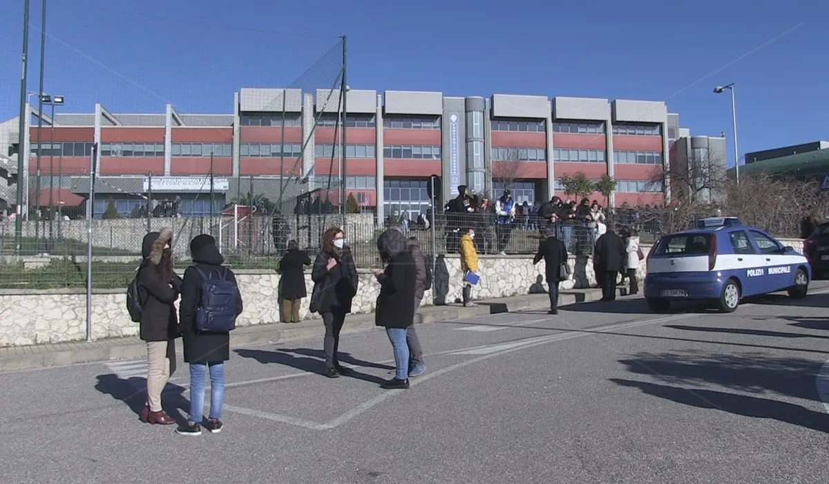 Presunte molestie a Castrolibero, continua l’occupazione degli studenti: nel liceo Digos e un ispettore regionale