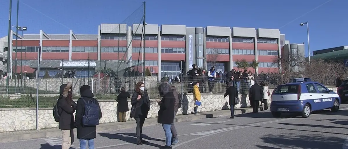 Presunte molestie a Castrolibero, continua l’occupazione degli studenti: nel liceo Digos e un ispettore regionale