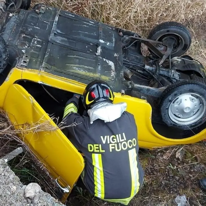 Incidente nel Cosentino, finisce con l’auto in un fossato: morto il conducente