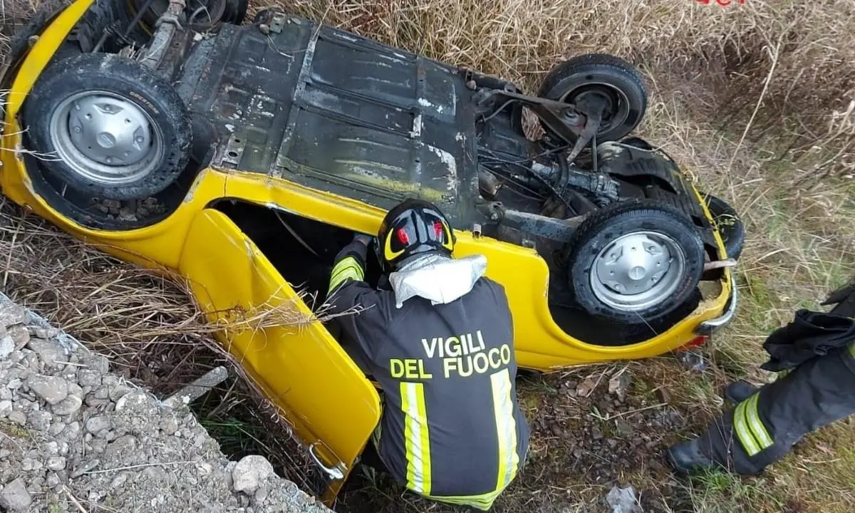 Incidente nel Cosentino, finisce con l’auto in un fossato: morto il conducente