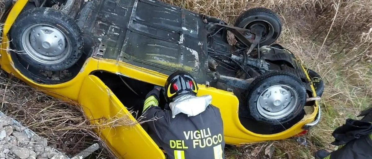 Incidente nel Cosentino, finisce con l’auto in un fossato: morto il conducente