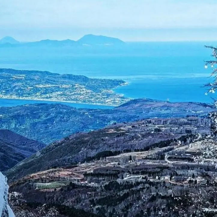 A Gambarie si torna a sciare sulla pista Azzurra: sullo sfondo lo Stretto, l’Etna e le isole Eolie