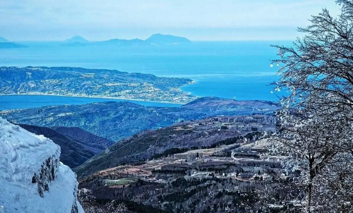 A Gambarie si torna a sciare sulla pista Azzurra: sullo sfondo lo Stretto, l’Etna e le isole Eolie