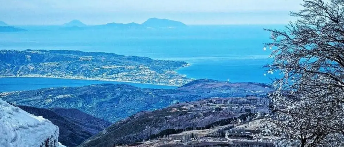 A Gambarie si torna a sciare sulla pista Azzurra: sullo sfondo lo Stretto, l’Etna e le isole Eolie
