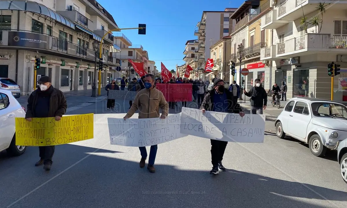 Senza stipendi da mesi, protesta dei lavoratori di Locride Ambiente: bloccata la statale 106 a Siderno